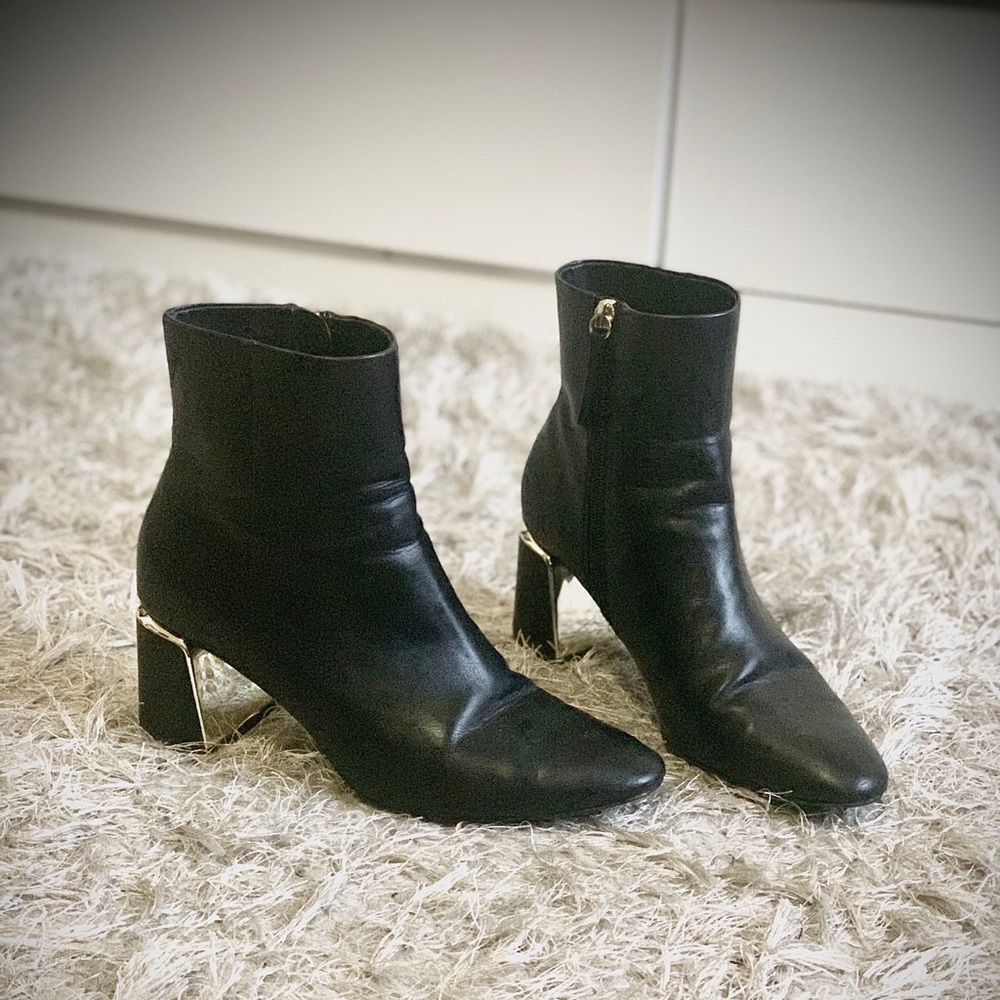 Black heeled Ankleboots - Picture 2 of 3